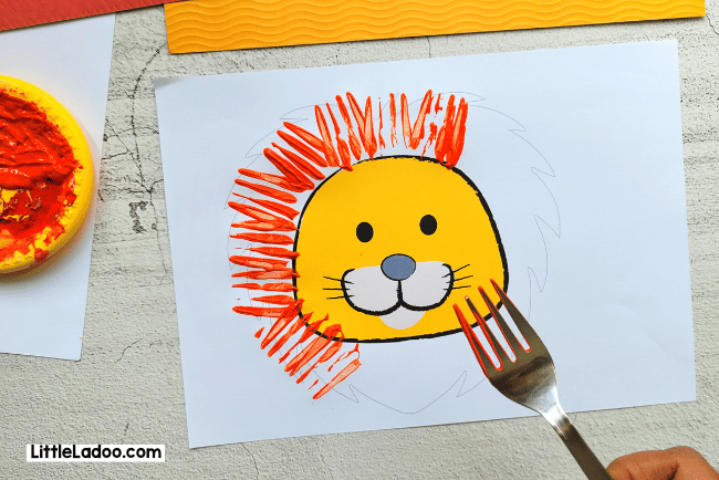 Painting a lion with fork