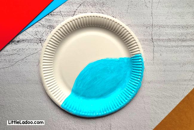 Paint blue on Paper plate